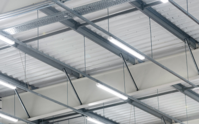 Cómo elegir la iluminación LED ideal para naves industriales y almacenes